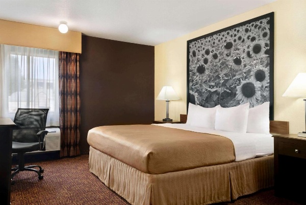 Super 8 by Wyndham Des Moines image 1