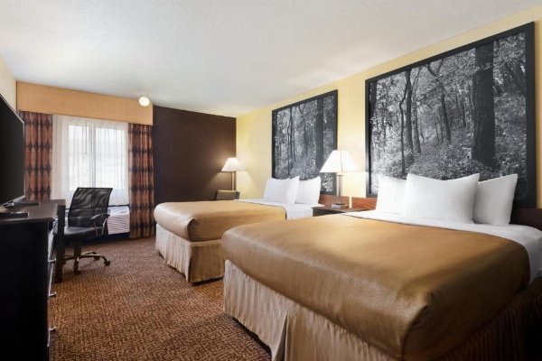 Super 8 by Wyndham Des Moines image 14