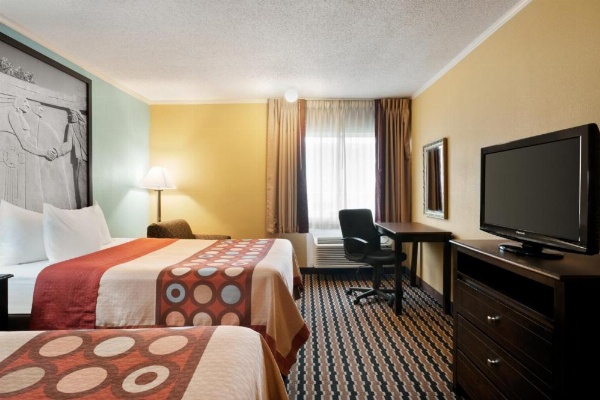 Super 8 by Wyndham Des Moines image 15