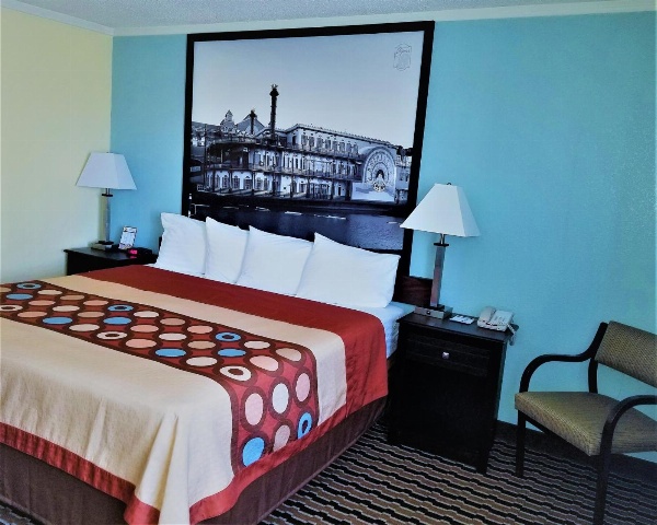 Super 8 by Wyndham Des Moines image 2