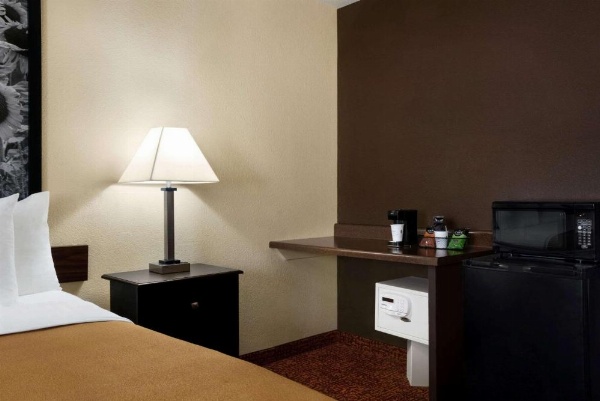 Super 8 by Wyndham Des Moines image 20