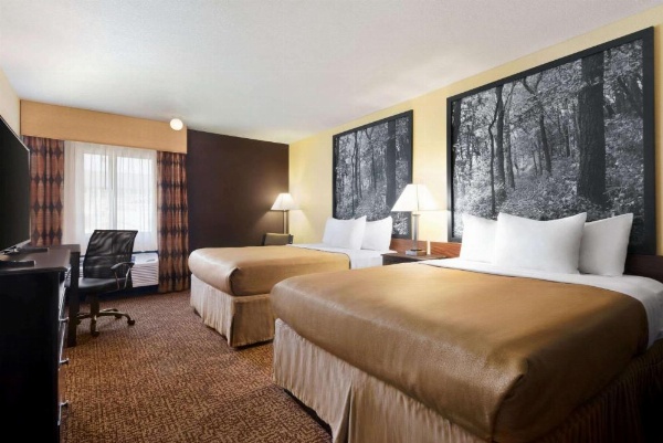 Super 8 by Wyndham Des Moines image 26