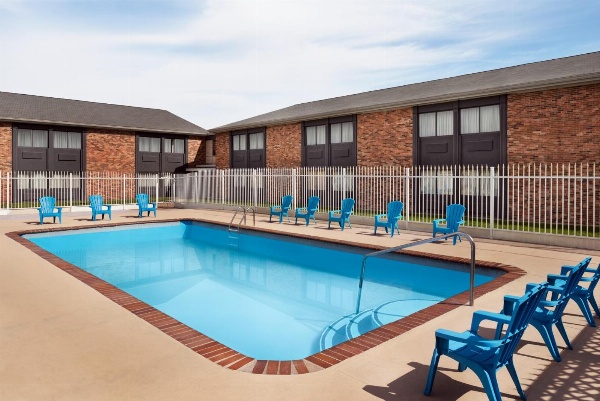 Super 8 by Wyndham Des Moines image 6