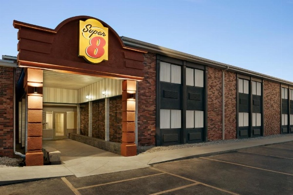 Super 8 by Wyndham Des Moines image 9